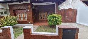 Casa familiar con parrilla y patio compartido